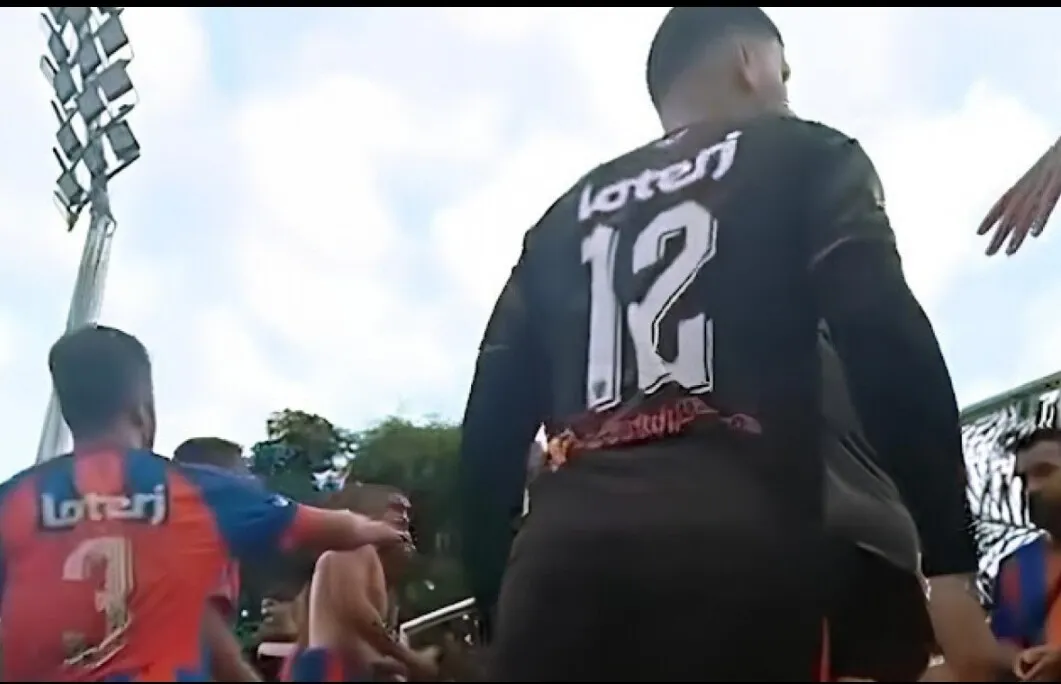 Jogadores do Duque de Caxias brigaram com torcedores após o rebaixamento do time para a terceira divisão do Carioca