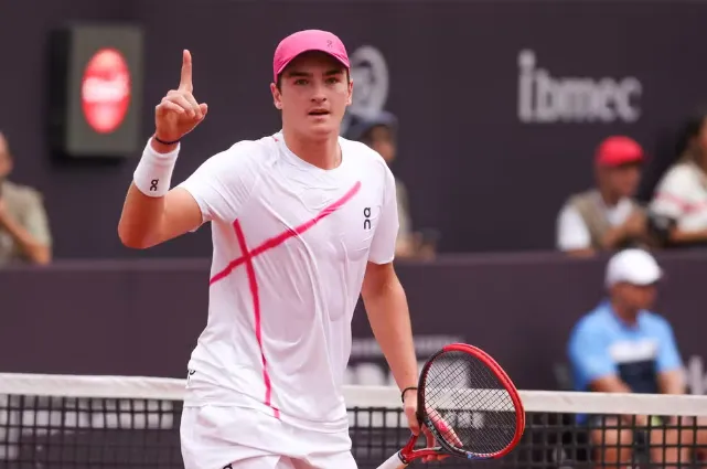 João Fonseca celebra ponto contra Arthur Fils no Rio Open