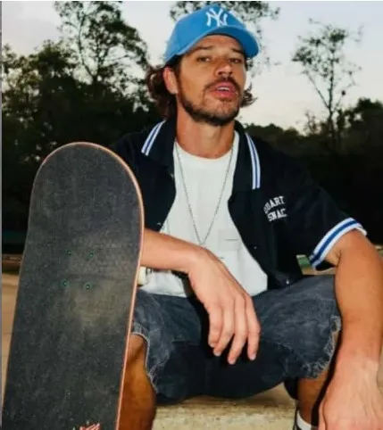 José Loreto grava filme que interpreta Chorão, em Santos, cidade natal do cantor