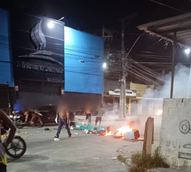 Moradores chegaram a atear fogo em objetos para chamar a atenção para o corpo