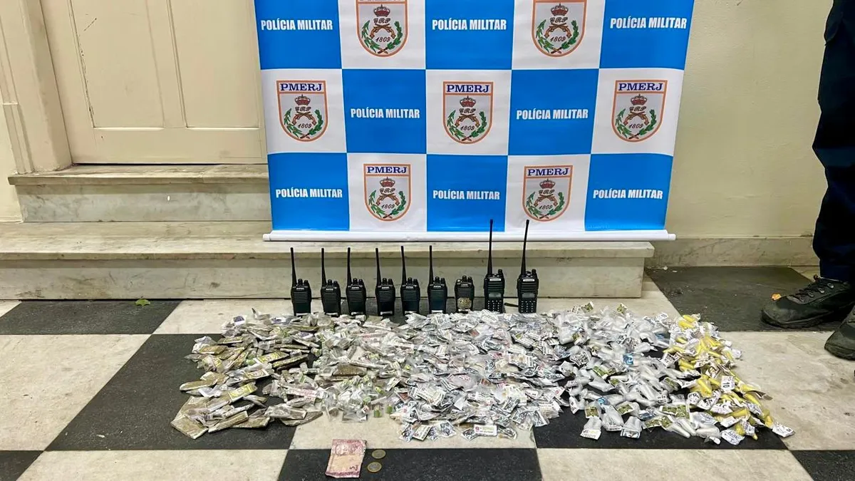 Ao todo, foram apreendidas 305 pedras de crack, 234 invólucros de maconha, 184 pinos de cocaína, nove radiotransmissores e R$ 7 em dinheiro
