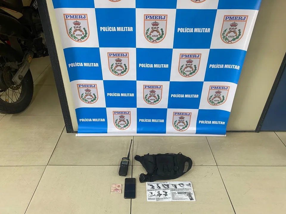 Com o acusado, foram apreendidos um rádio transmissor, um aparelho celular e R$ 15,00 em espécie
