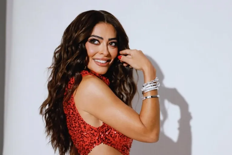 Juliana Paes, de 46 anos, foi coroada rainha de bateria da Unidos do Viradouro