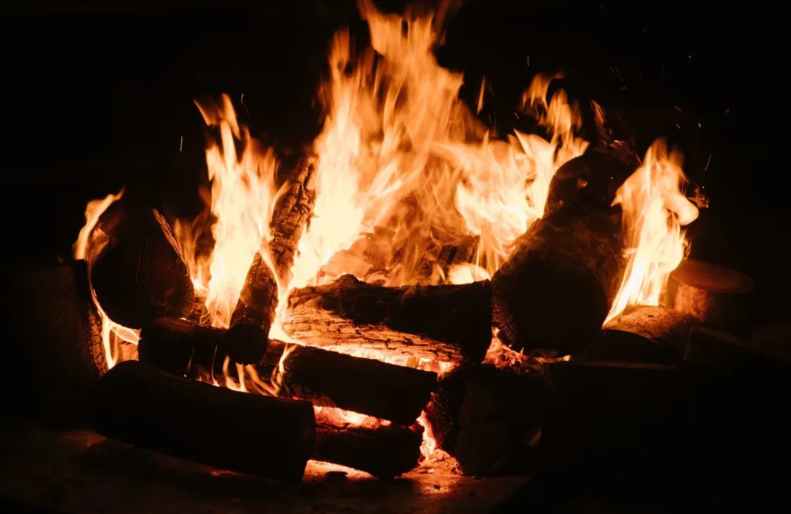 A tradicional festa de São João requer cuidados com o fogo, pois práticas inadequadas podem causar queimaduras graves