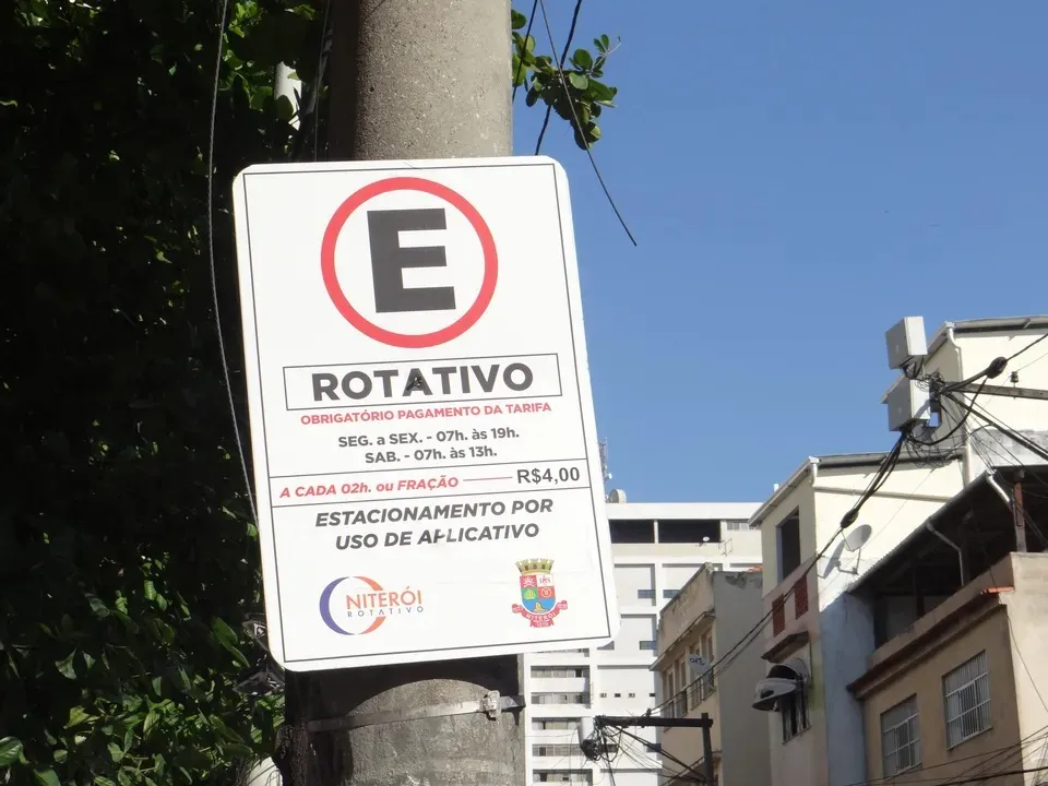 Justiça suspende tarifa extra de estacionamento rotativo em Niterói