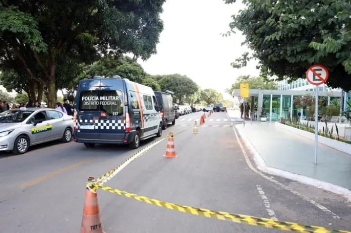 De acordo com o processo, Flávio foi impedido de entrar no ministério por um vigilante. Revoltado, ele teria ameaçado o profissional, afirmando que lançaria uma bomba para matar todos