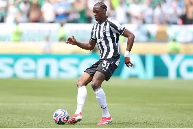 Kaio deve ganhar espaço na zaga do Botafogo após a saída de Jair