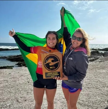 Luna com a mãe na conquista do bicampeonato mundial júnior