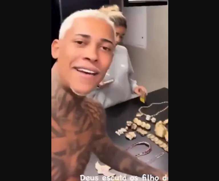 Poze mostrando joias devolvidas pela Polícia Civil