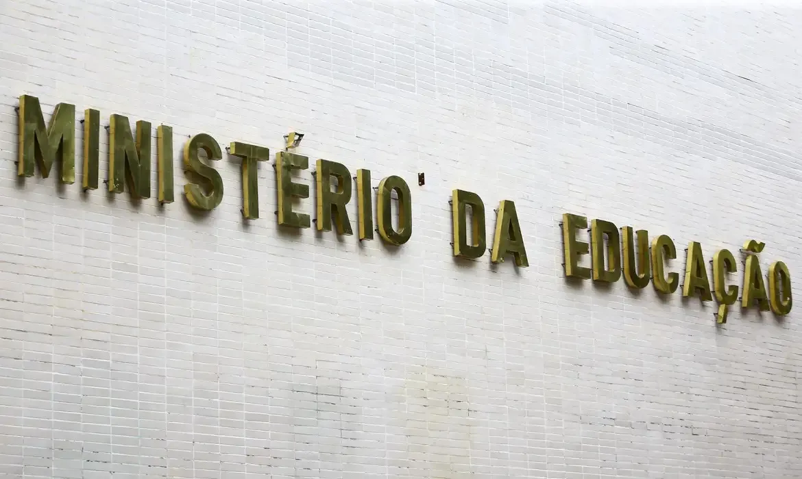 O Programa Bolsa Permanência é voltado a estudantes de graduação matriculados nas instituições federais de ensino superior, em situação de vulnerabilidade socioeconômica
