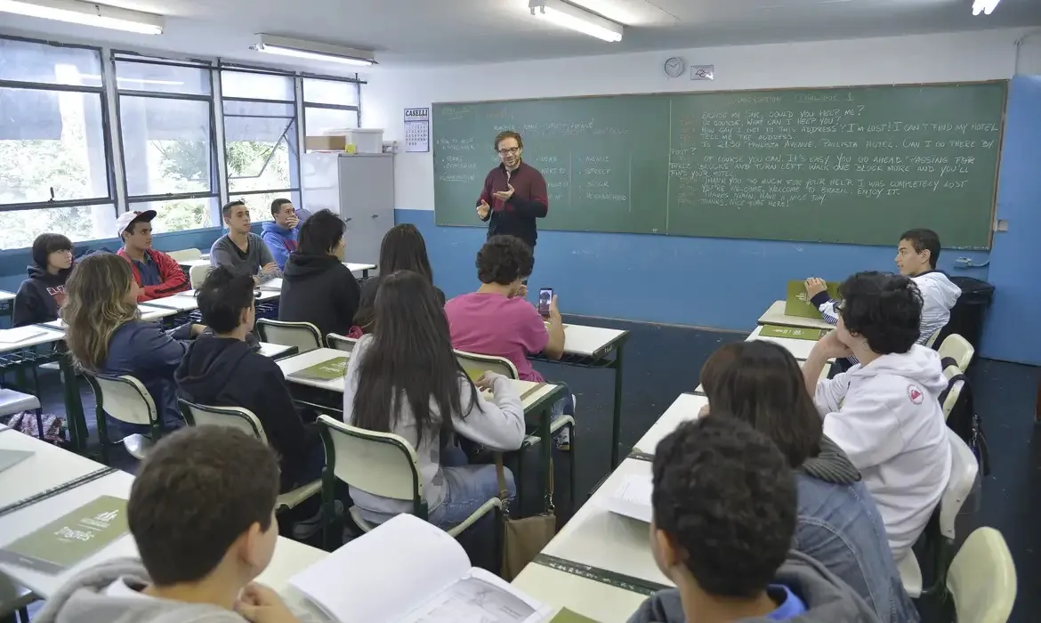 A mudança salarial dos profissionais da educação é obrigatória