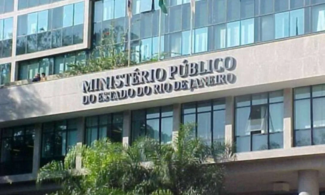 O Ministério Público requereu ainda a condenação dos réus à obrigação de proceder à restauração integral do bem tombado