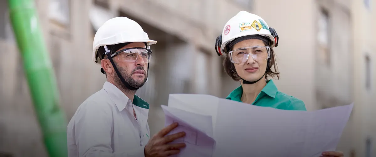 As oportunidades são para profissionais com experiência na construção civil, com destaque para os cargos de oficial de obras, montador e pintor, que concentram o maior número de vagas