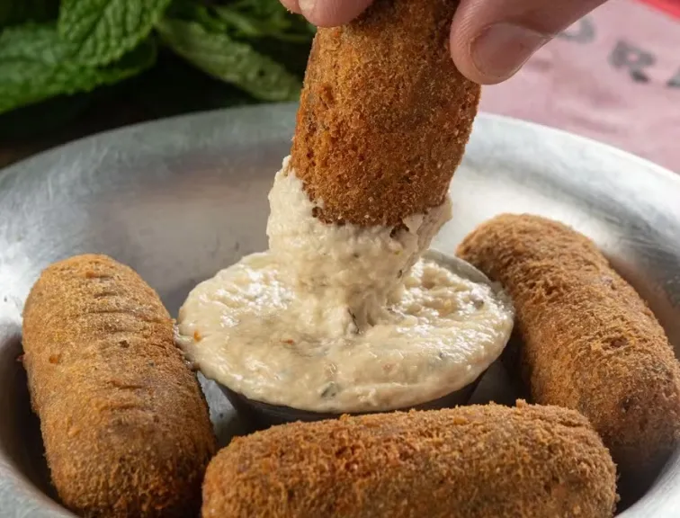 Bolinhos de feijão com abóbora e alfavaca, do bar Baródromo, no Maracanã