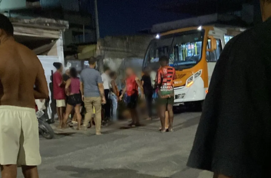 Segundo testemunhas, mãe e filha estavam em uma bicicleta atravessando a rua quando foram atingidas pelo veículo