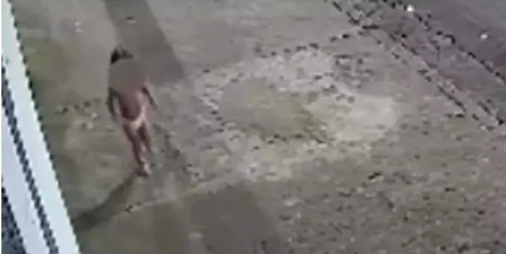 Mãe é presa após deixar filha de 3 anos para ir a baile funk e criança ser vista sozinha na rua