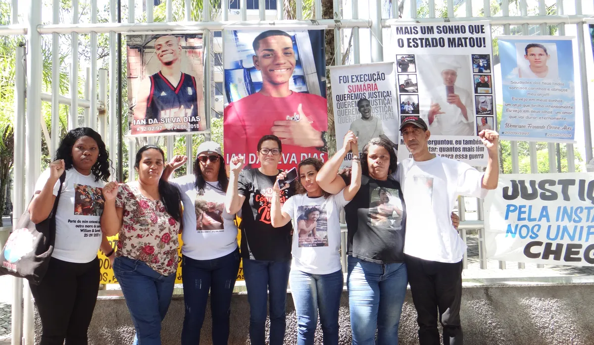 Manifestação aconteceu em frente ao Fórum Desembargador Enéas Marzano