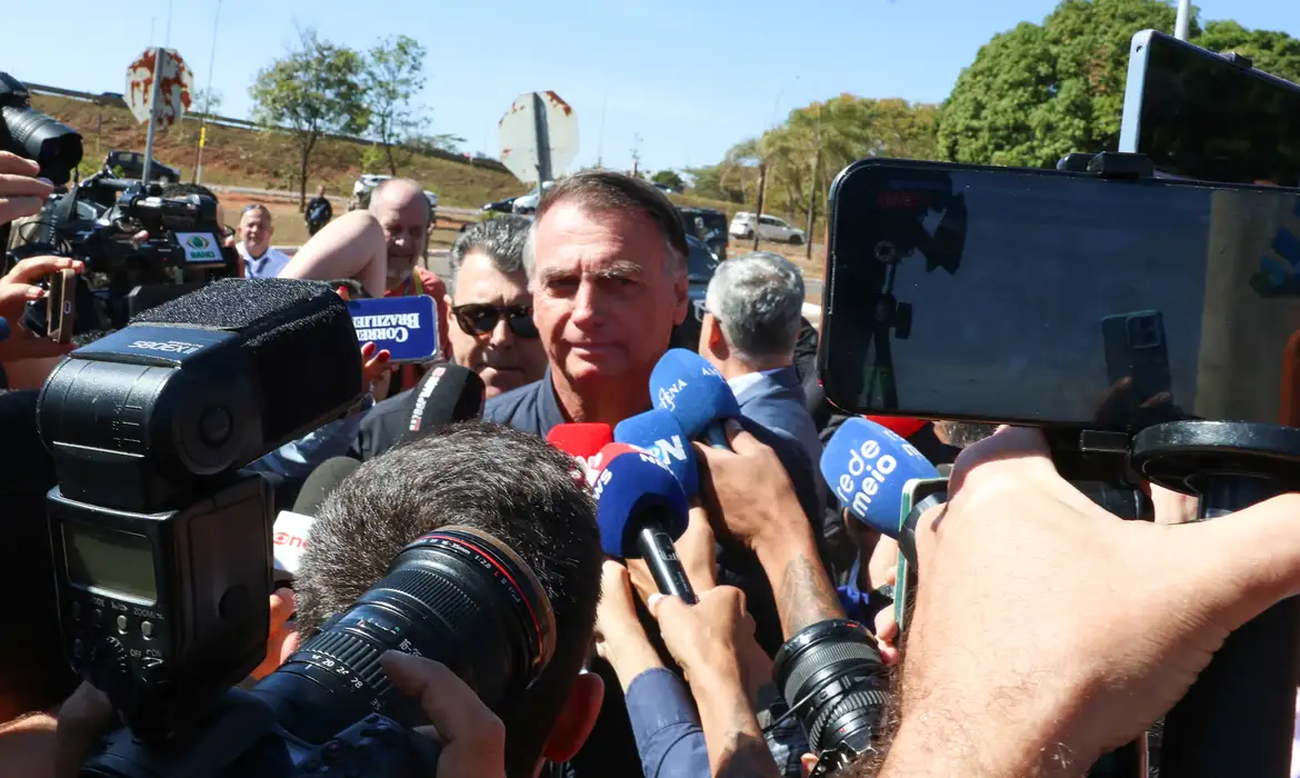Bolsonaro parou para falar com jornalistas e disse que o objetivo da medida imposta por Moraes seria promover sua “suprema humilhação”
