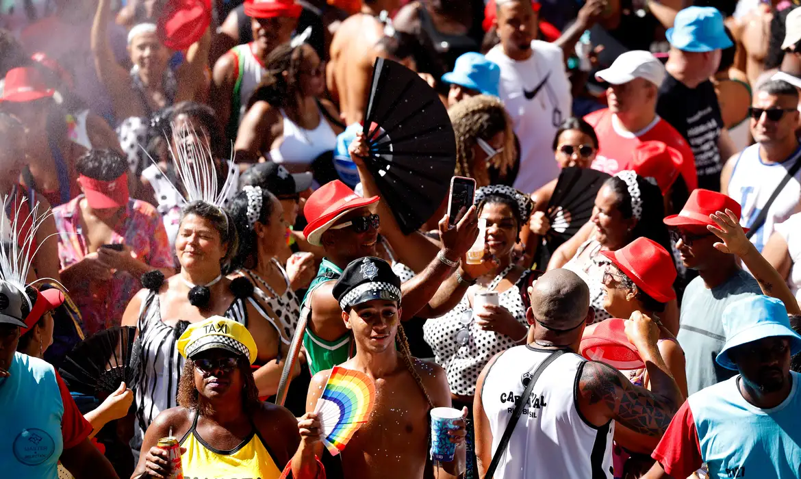 Foram apreendidos na capital carioca mais de dois mil itens irregulares, incluindo bebidas diversas e garrafas de vidro