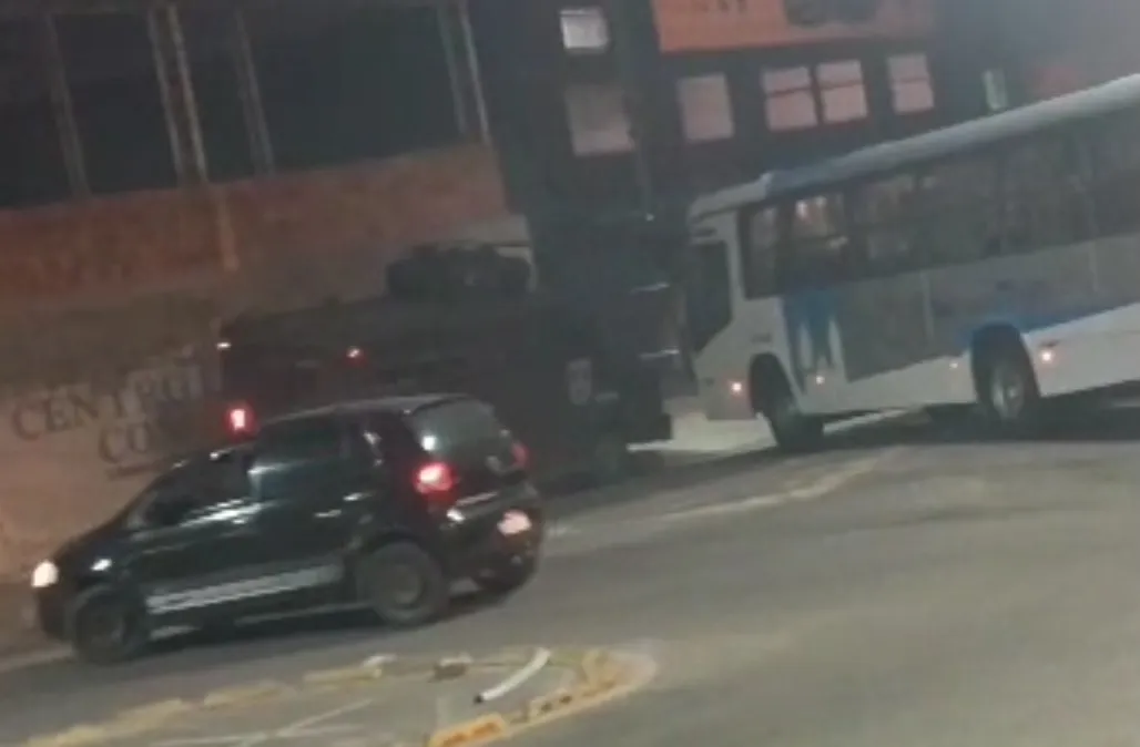 Caveirão teve que subir a calçada para seguir para o interior do bairro