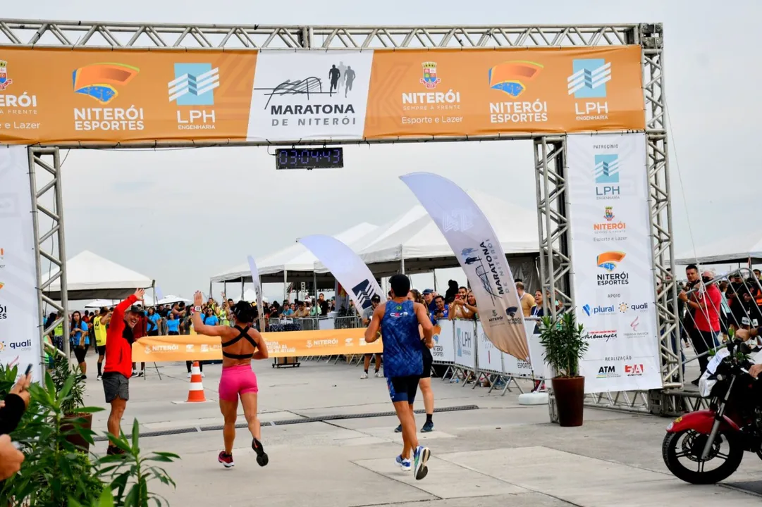 A programação da Maratona de Niterói 2025 terá início no sábado (13) com a Corrida Kids