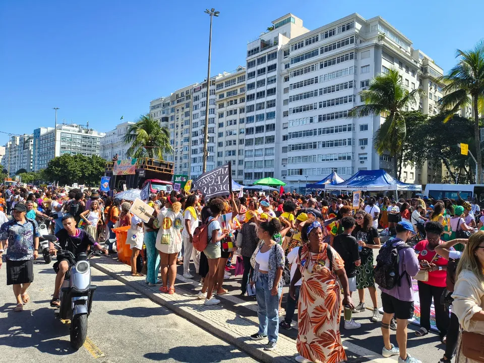 Marcha das Mulheres Negras na praia de Copacabana, neste domingo (27)