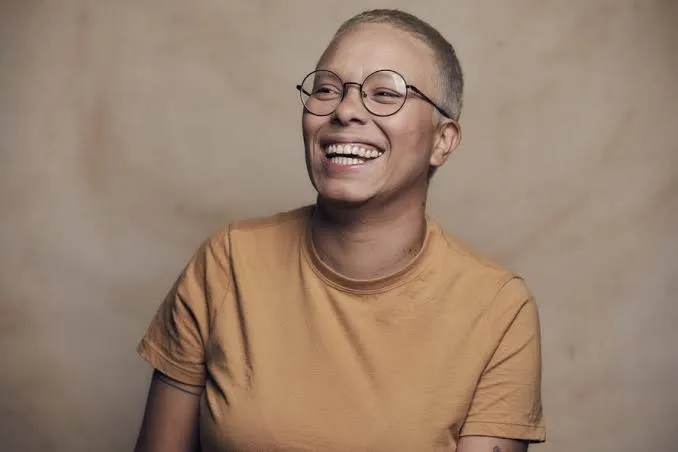 Maria Gadú é uma cantora, compositora e instrumentista brasileira