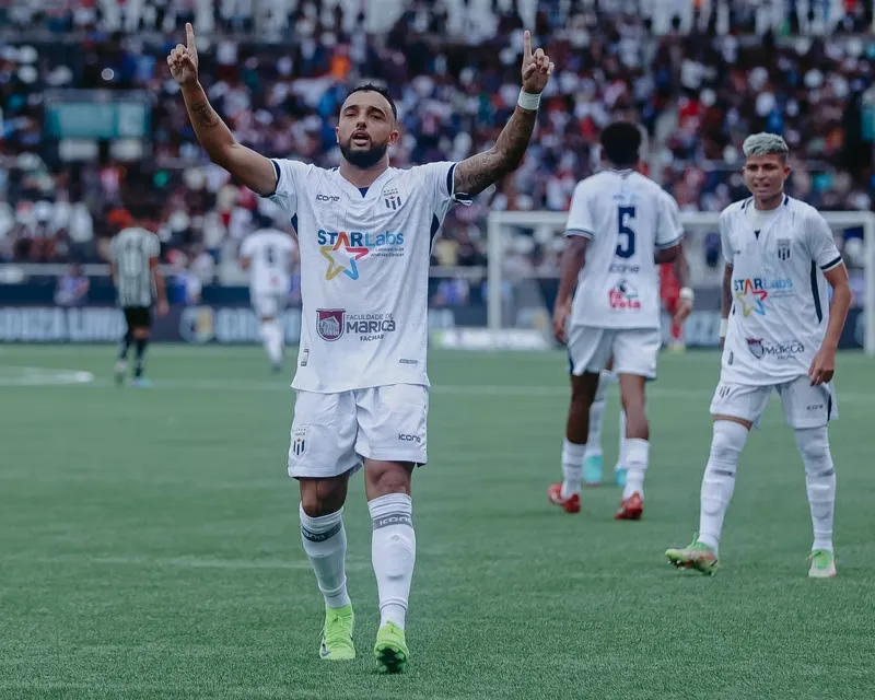 Hugo Borges comemora seu gol de falta na vitória do Maricá F.C sobre o Botafogo, na estreia do Carioca 2025, no Estádio Nilton Santos. Os dois times estão na mesma chave da competição em 2026.