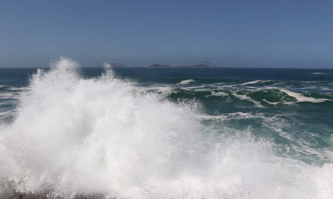 A Marinha mantém o alerta de ressaca com ondas entre 2,5 metros e 3,5 metros no Rio