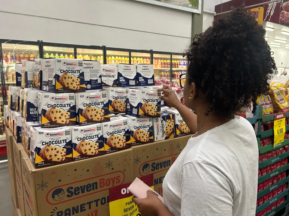 Com cinco meses de antecedência para o Natal, mercados já oferecem o tradicional pão doce nas prateleiras