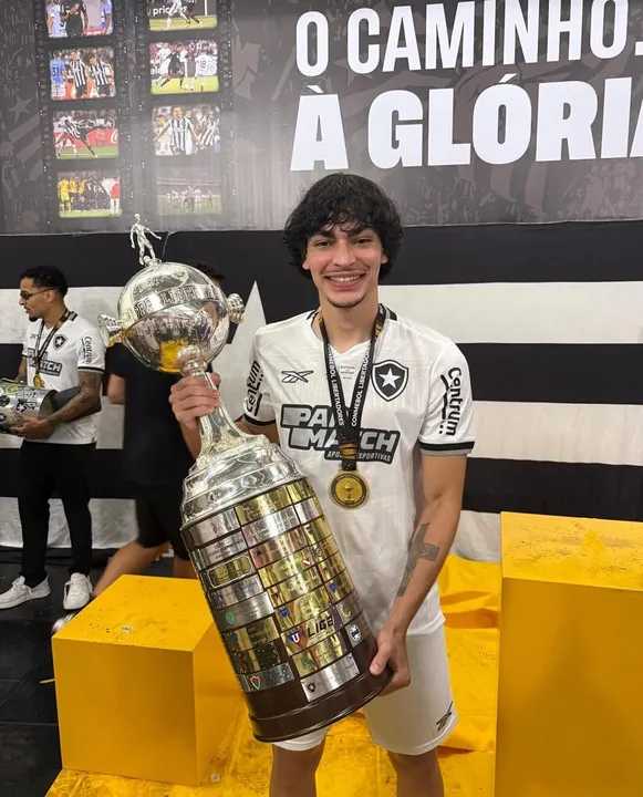 Matheus Nascimento com a taça da Libertadores