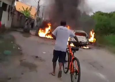 Para dificultar a entrada de policiais na comunidade, criminosos colocaram fogo em veículos