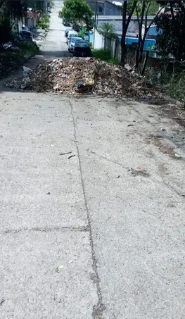 Barricada de entulho instalada na Alameda Florianópolis