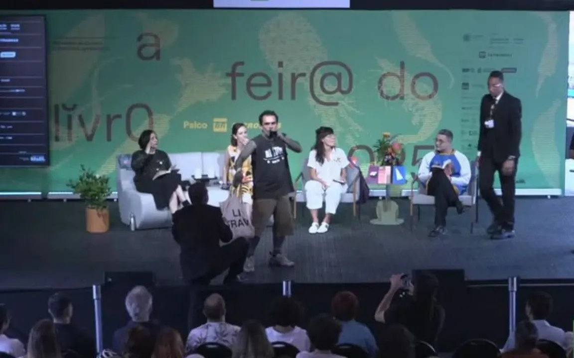 Homem invadiu o palco e começou a recitar poemas de protestos