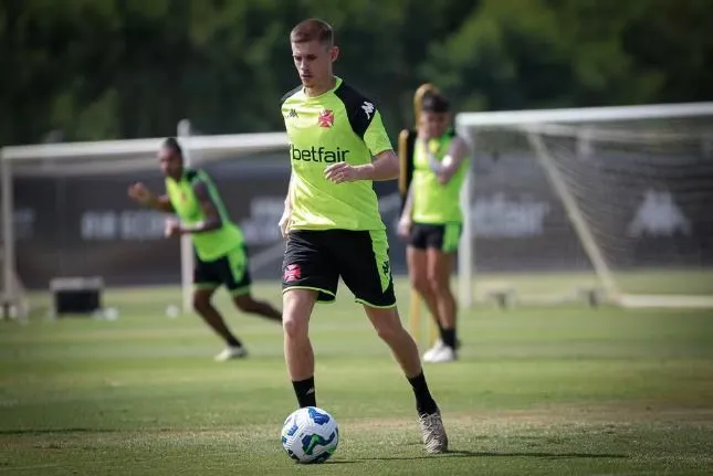 Maxime Dominguez segue nos planos do Vasco para a temporada