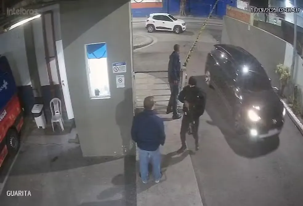 Os criminosos renderam os seguranças na entrada da garagem
