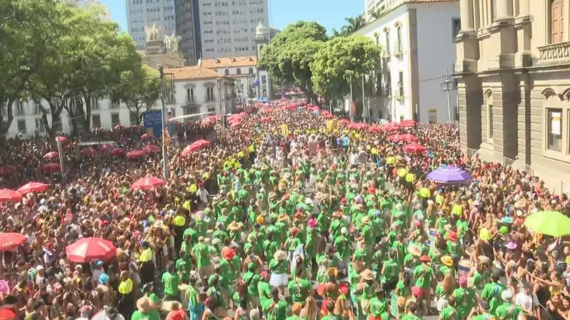 Monobloco desfilou pelas ruas do Centro do Rio, neste domingo (09)