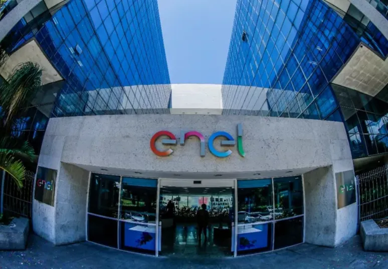 Enel enviou equipes, após protesto de moradora, para resolver a falta de energia da residência