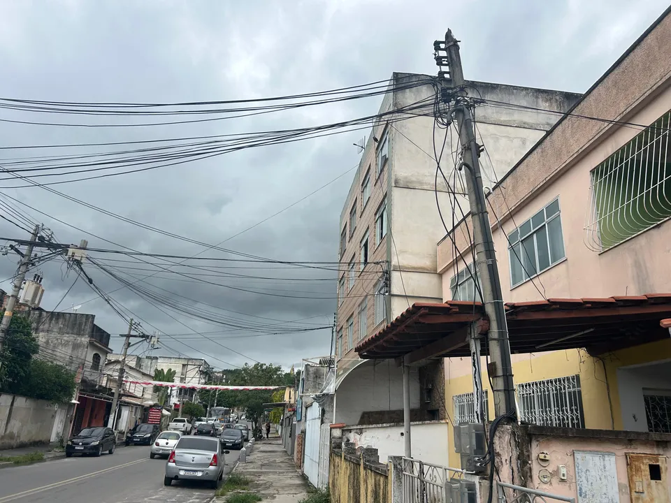 Moradores e pedestres temem queda do poste