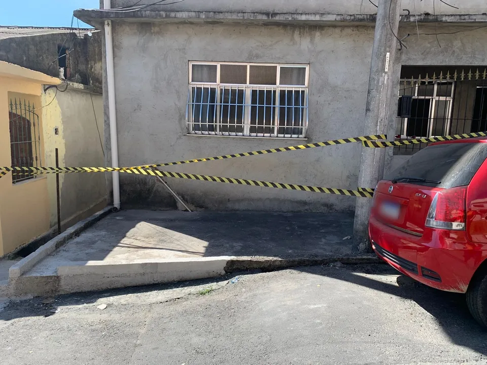 A Defesa Civil precisou interditar a casa de baixo e a calçada devido ao risco de desabamento