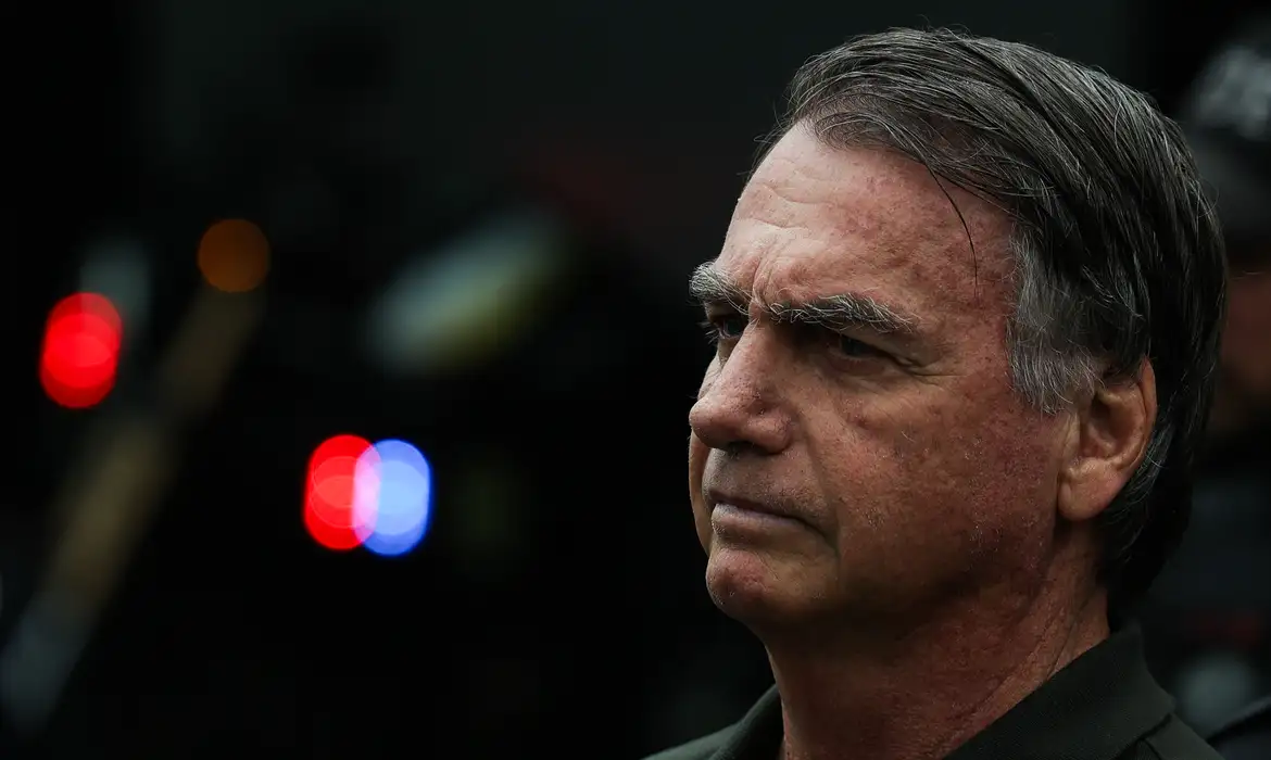 No mês passado, Bolsonaro apresentou mal-estar, pré-síncope, vômitos com queda da pressão arterial e precisou ser internado Hospital DF Star, em Brasília