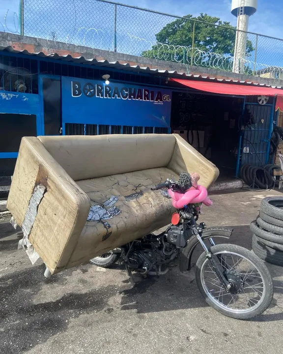 Homem adaptou um sofá no local onde ficaria o assento da moto