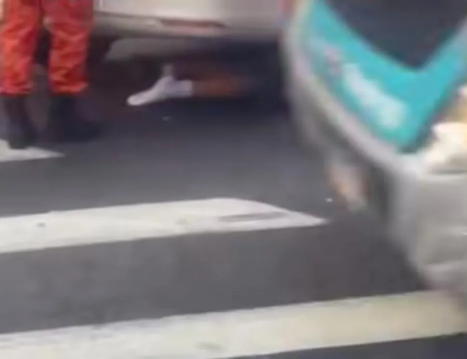 O impacto da batida foi tão forte que o motociclista foi lançado para debaixo do automóvel