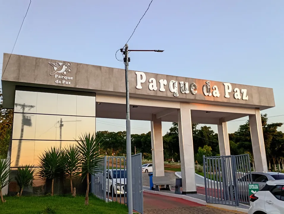 Familiares e amigos da vítima se despediram no cemitério Parque da Paz, em São Gonçalo