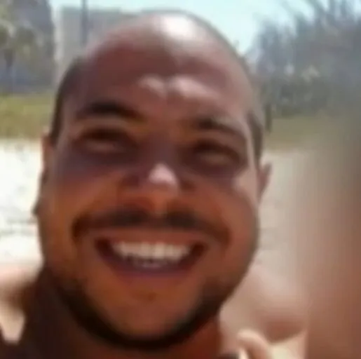 O motorista de aplicativo estava no veículo com dois passageiros, na Rua Júlio de Melo, quando foi baleado