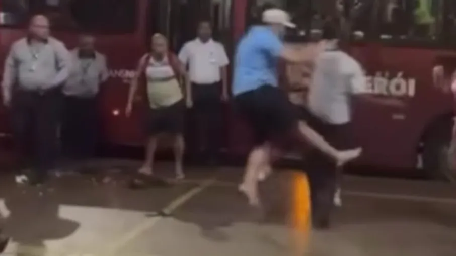 Motorista de ônibus entrou em briga corporal com mais de três pessoas no Terminal Rodoviário de Niterói