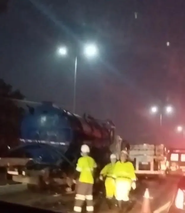 Ainda segundo a concessionária, equipes estão no local e atuam para a liberação da via