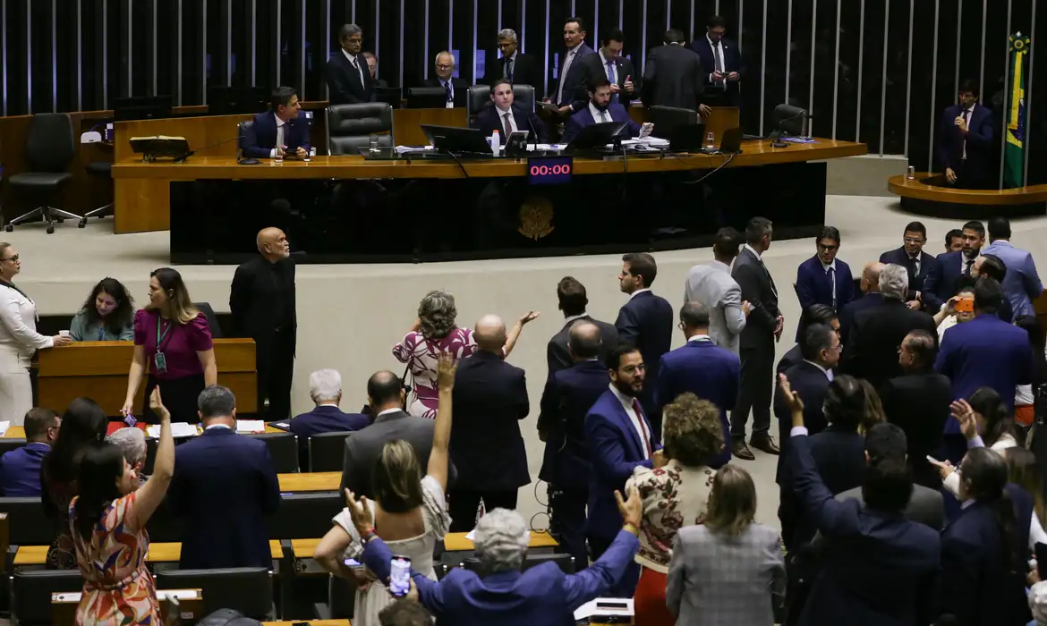 Se aprovado, o requerimento de urgência acelera a tramitação da matéria, dispensando e reduzindo formalidades regimentais e prazos
