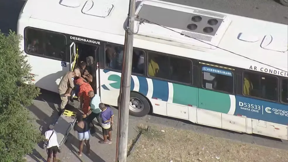 Bombeiros socorrem a passageira