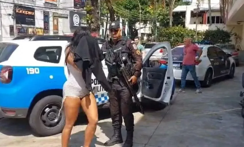Mulher foi presa pela Delegacia de Apoio ao Turismo (Deat)